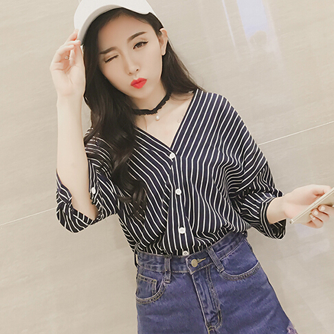 秋裝2018新款夏韓范時尚寬松顯瘦學生豎條紋V領襯衫女蝙蝠袖上衣